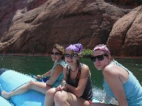 252threegirlsonraft
