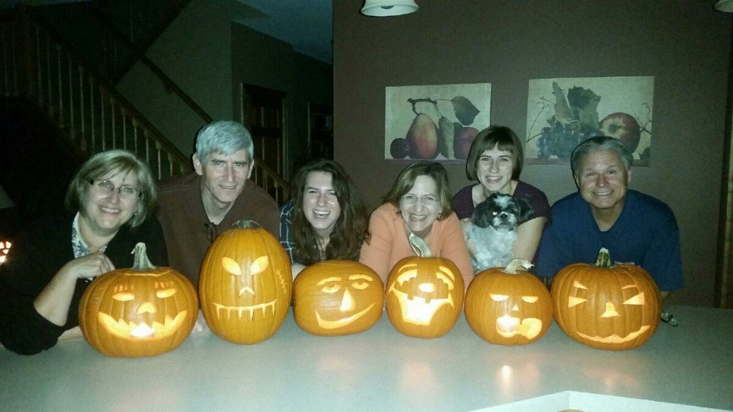 200pumpkinswithcarvers2015